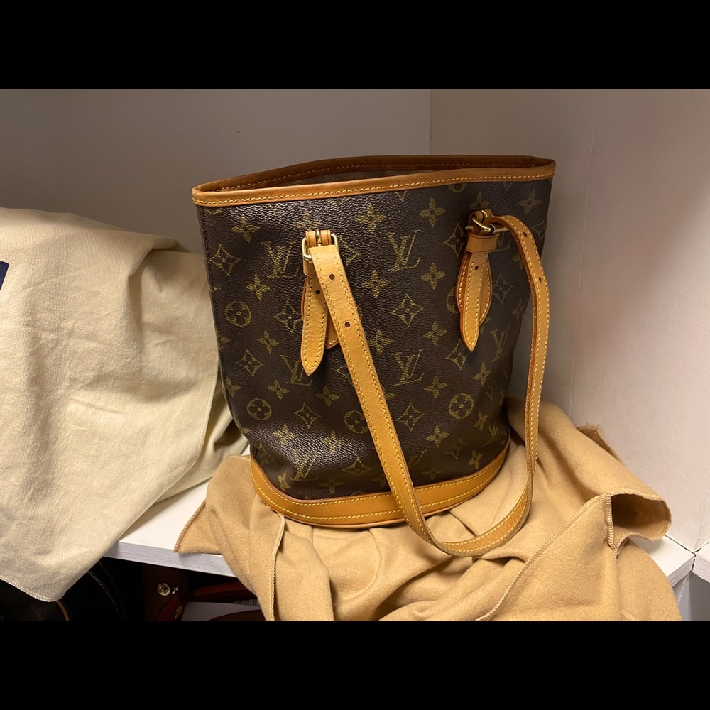 AUTHENTIC LOUIS VUITON MONOGRAM BUCKETBAG